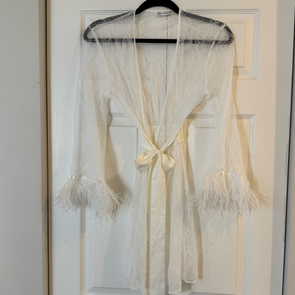 Rya Collection Women’s White Lace Feathered Trim Robe Attached Satin Belt S NWOT - Picture 4 of 11